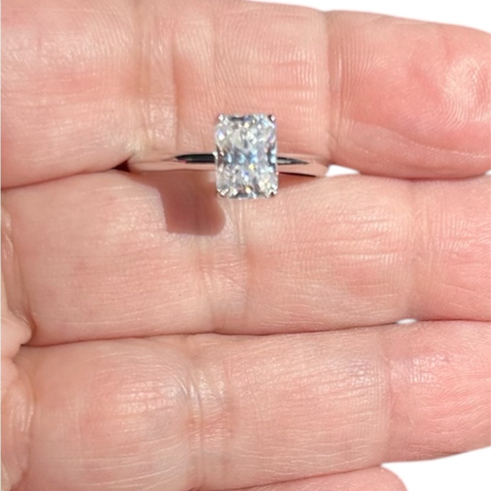 New GRA Certified Brilliant Cut Moissanite Diamond Ring, 2 carats. - Picture 5 of 7